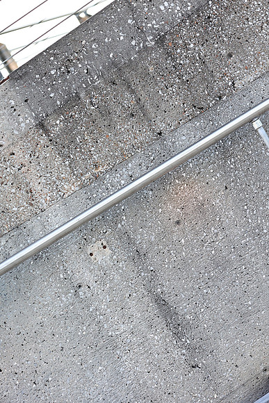 R6_08330